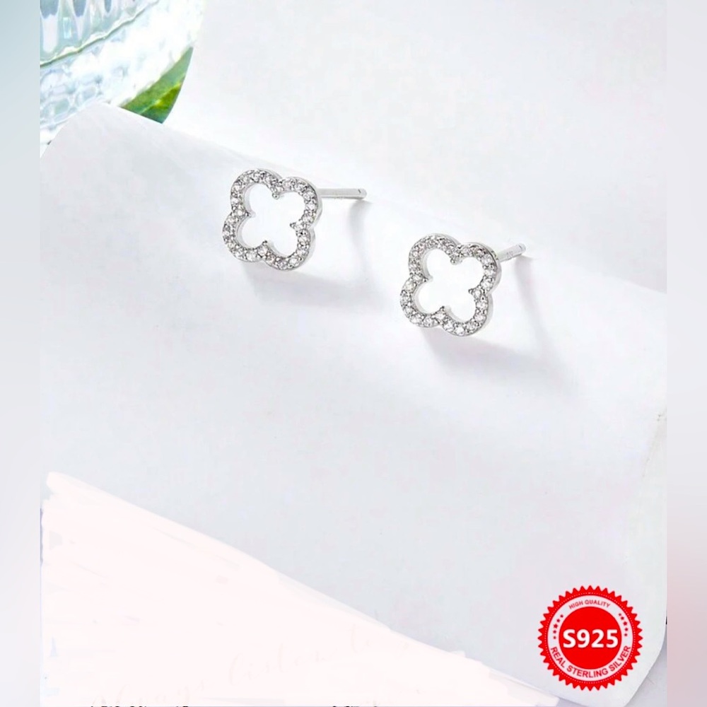 S925Stamped Silver Clover Design Earrings NWT - Picture 2 of 6
